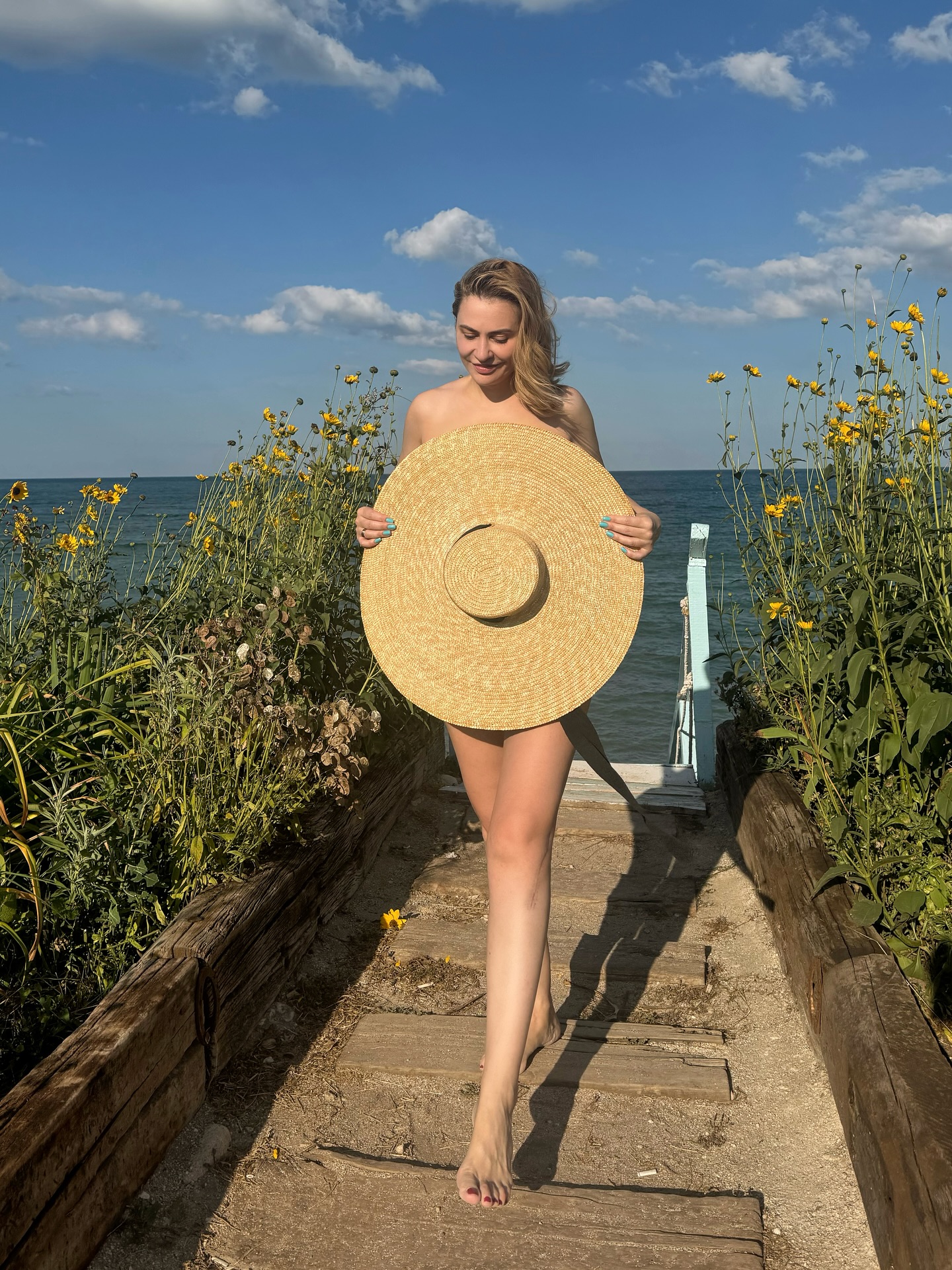 Cum arată Adina Buzatu în costum de baie la 48 de ani. Dimineața are ritualul ei pentru a se menține: „Vieți fără defecte? Doar în reclame”