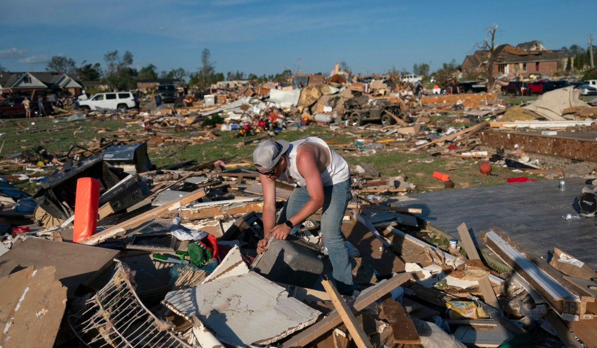 Scene apocaliptice în urma tornadei monstru care a ucis 27 de persoane în Kentucky, Missouri și Virginia