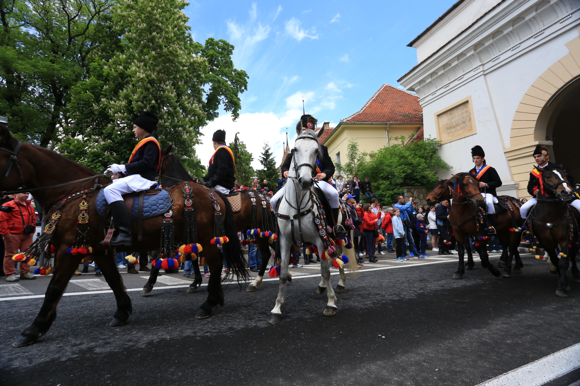 Mii de oameni au asistat la Parada Junilor la Brașov | GALERIE FOTO