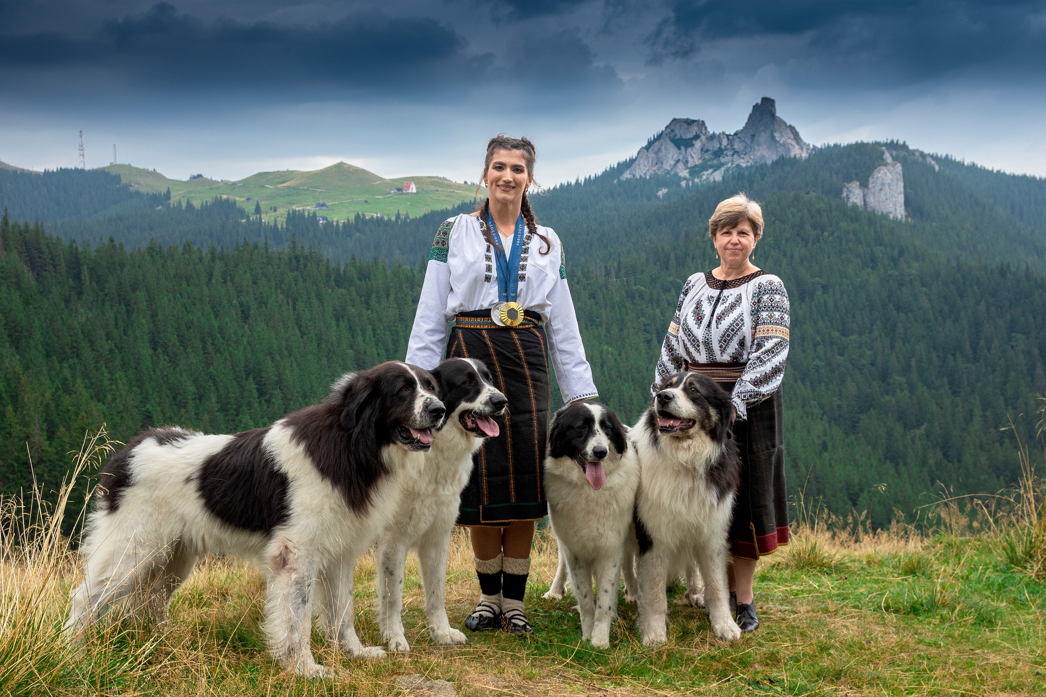 Canotoarea Ancuța Bodnar, ședință foto spectaculoasă în Munții Rarău. Dubla medaliată la JO 2024 apare alături de 4 câini ciobănești