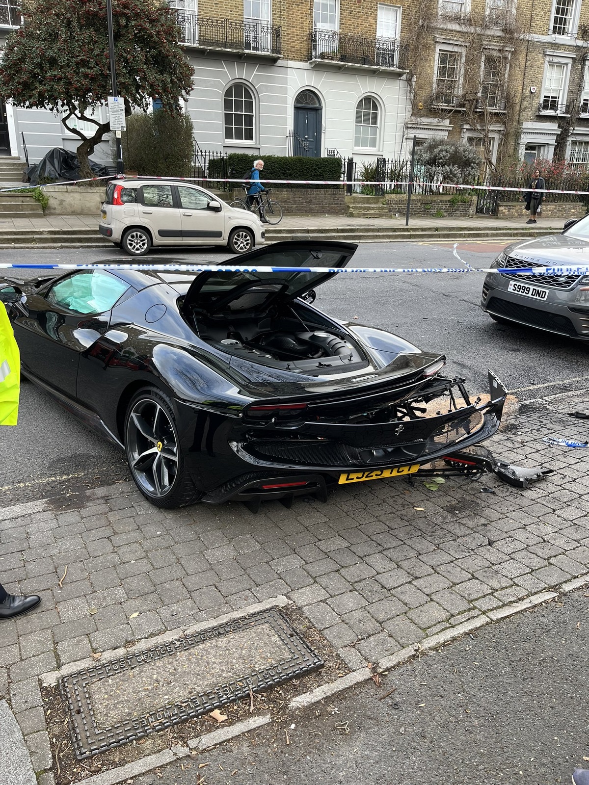 Ferrari de 300.000 de euro distrus într-un accident cu un Mercedes, pe o stradă din Londra. VIDEO