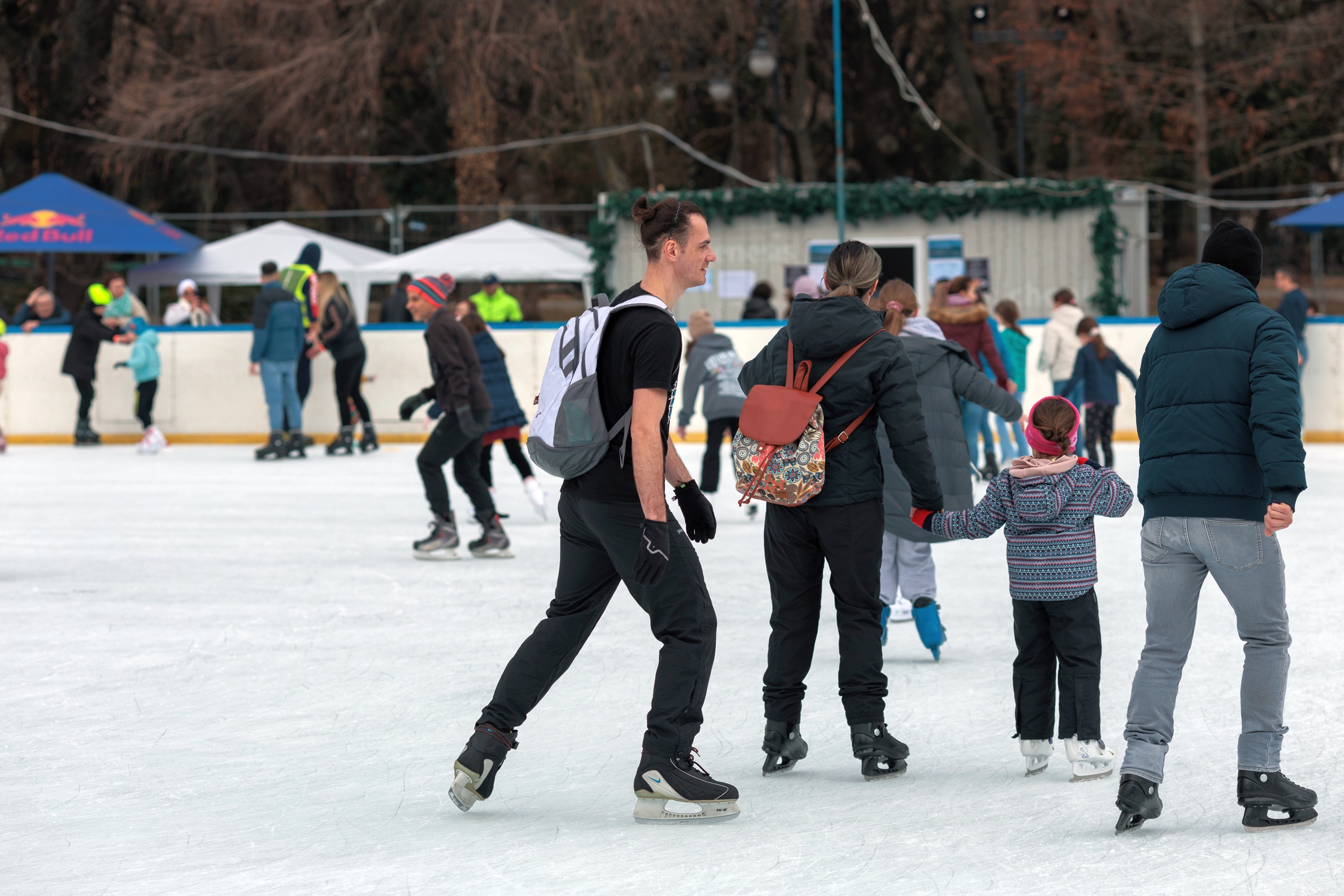 Unde patinăm în București? Patinoarul din Parcul Cișmigiu este cel mai mare, dar și cel mai scump. Care sunt alternativele | FOTO