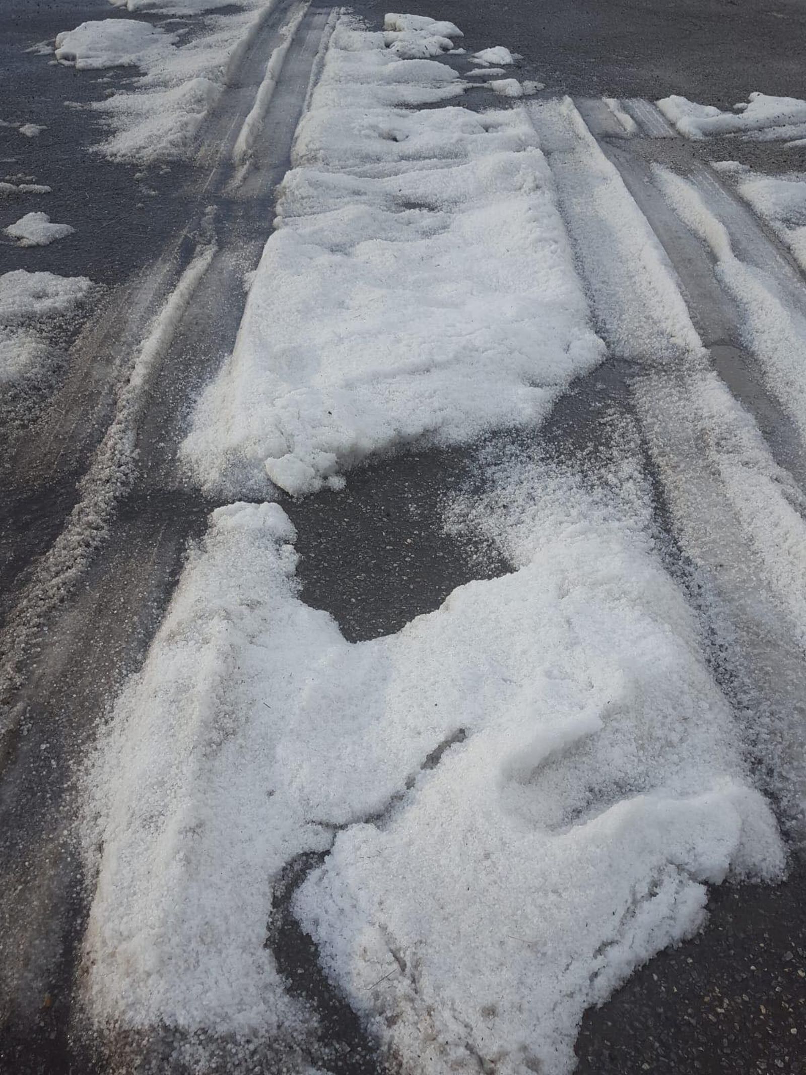 A nins în Cluj la jumătatea lui mai. Zăpada avea câțiva centimetri