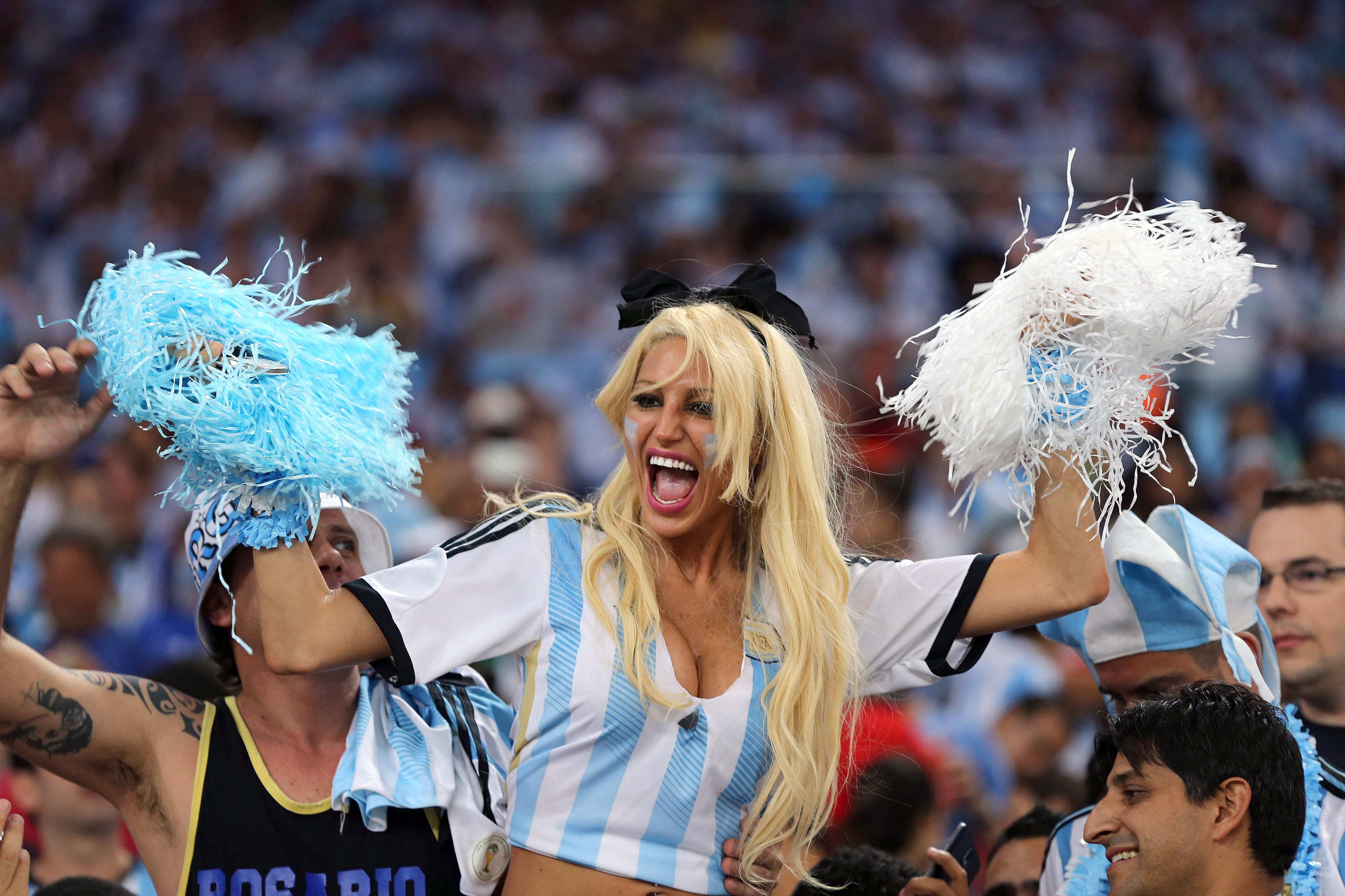 Argentina joacă super-fotbal și are super-suporterițe. Să tot joace Messi!