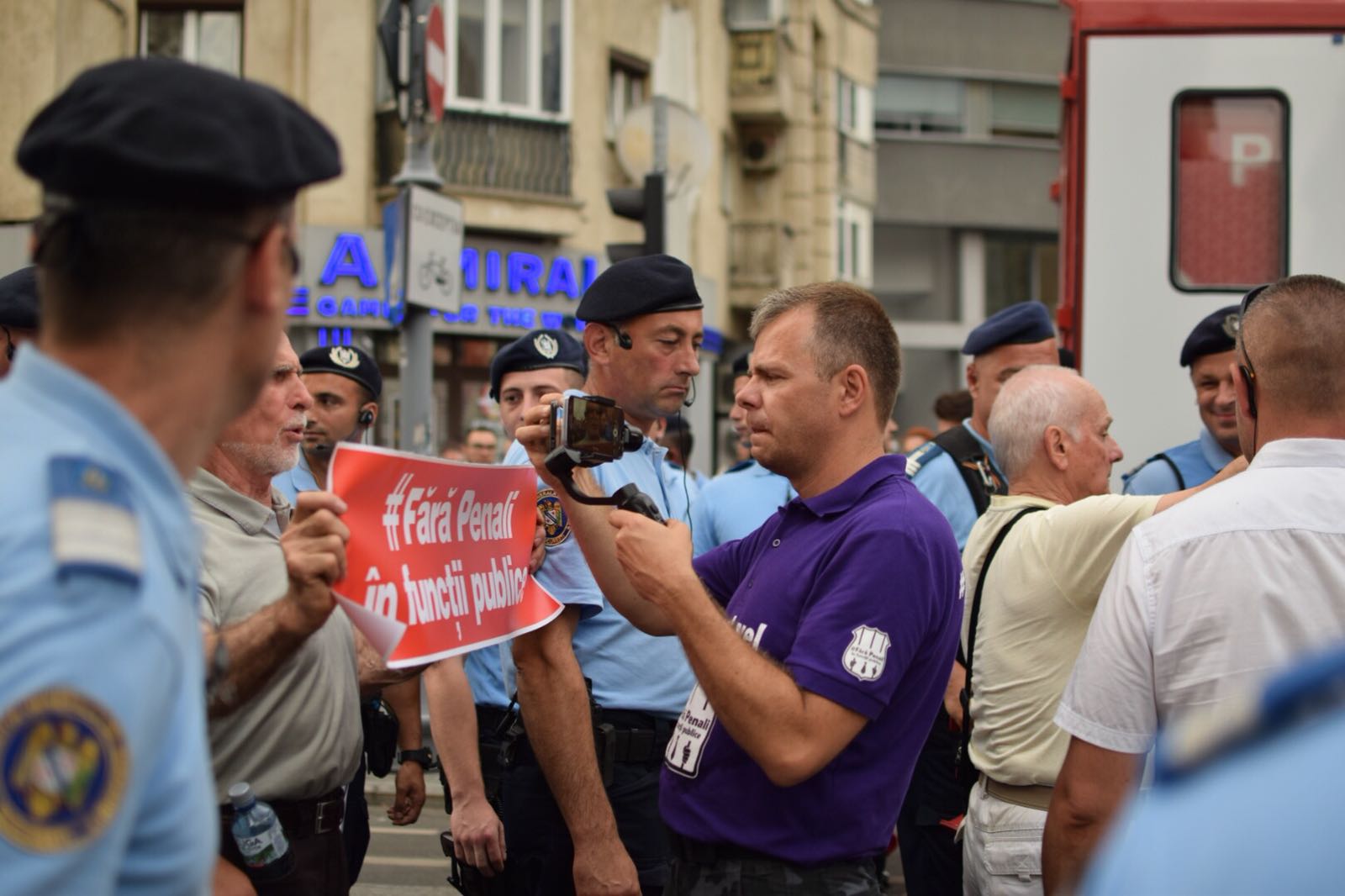 FOTO/ Incidente cu protestatarii #Rezist, înainte de mitingul PSD. Jandarmii i-au evacuat din Piața Victoriei