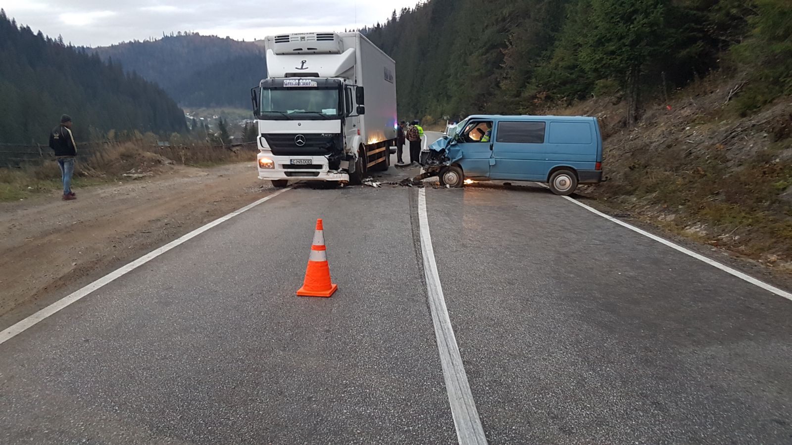 Șase oameni, printre ei și un copil, răniți într-un accident în Neamț. Planul roșu de intervenție a fost activat | FOTO ȘI VIDEO