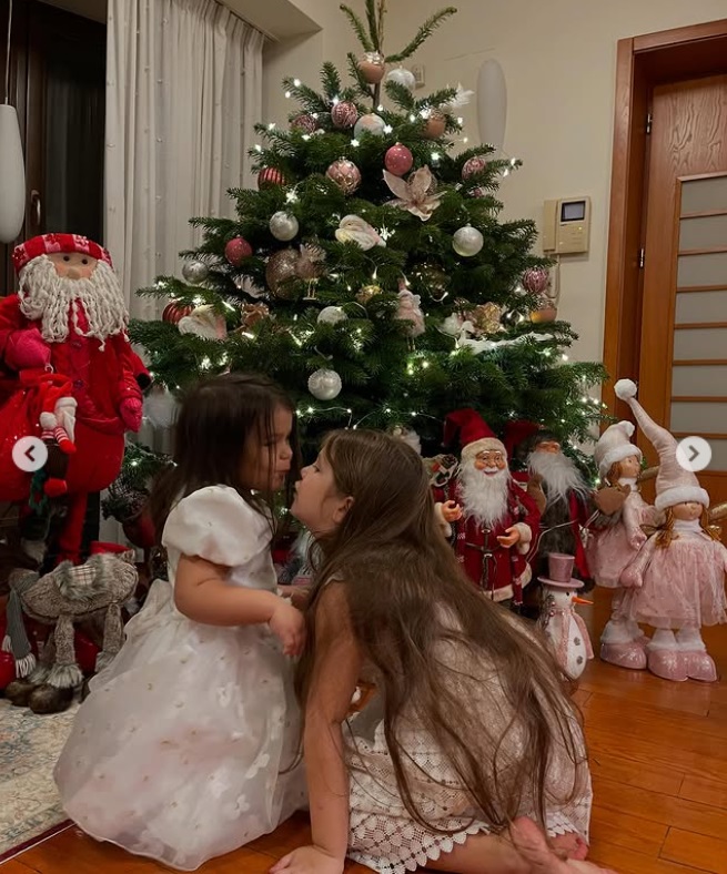 Imagini din sufrageria lui Codin Maticiuc, decorată de Crăciun. Îmbrăcate în ținute festive, fetițele lui l-au primit pe Moș Crăciun