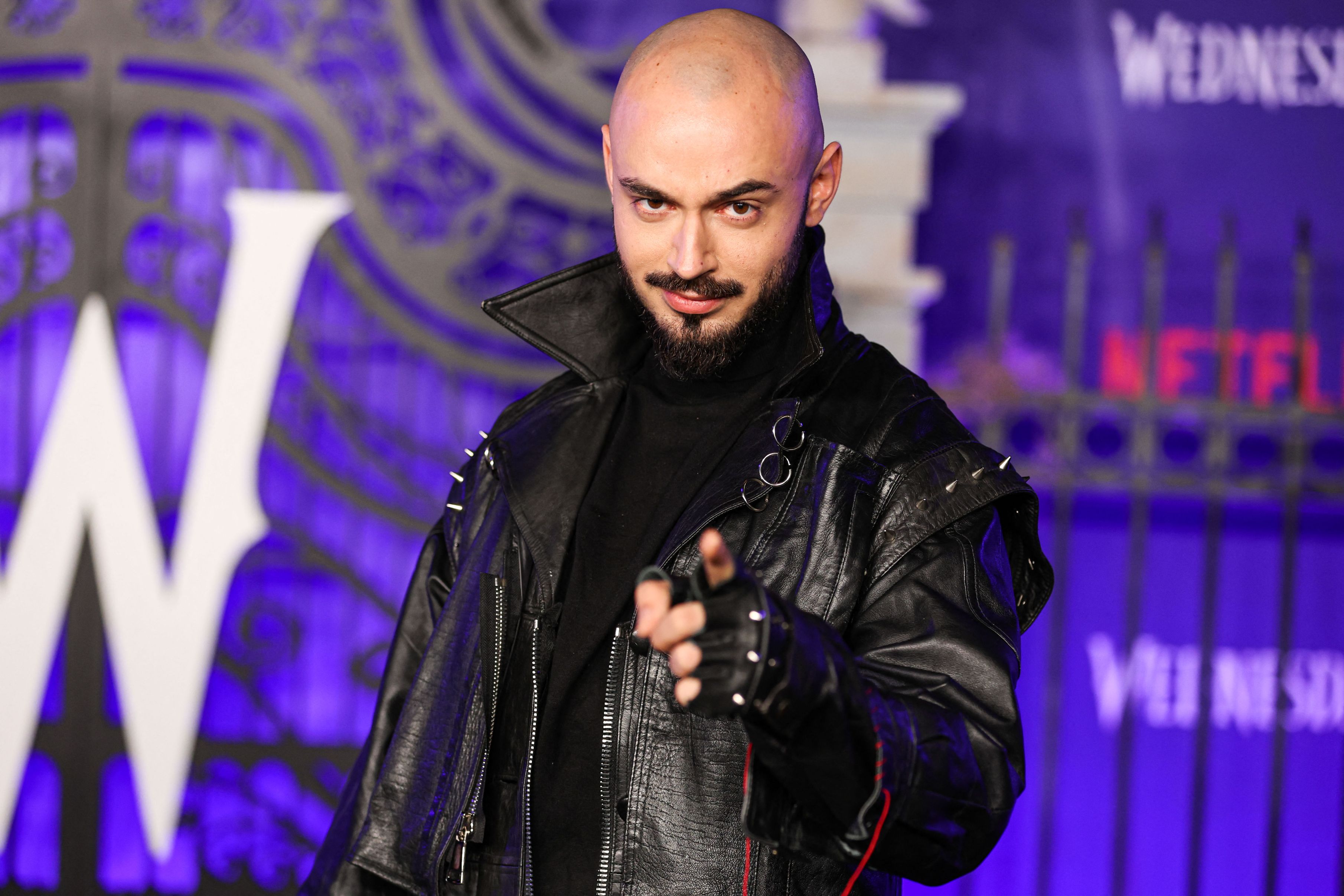 Cine l-a însoțit pe actorul român Victor Dorobanțu în Londra, la premiera sezonului 2 din serialul „Wednesday”