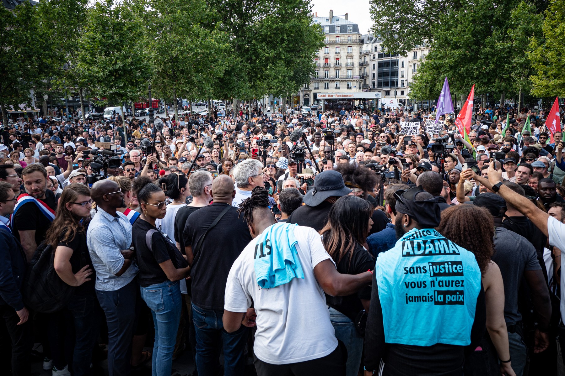 Sute de oameni au sfidat, la Paris, interdicția de a protesta, la o săptămână după revoltele urbane care au aruncat Franța în haos. VIDEO