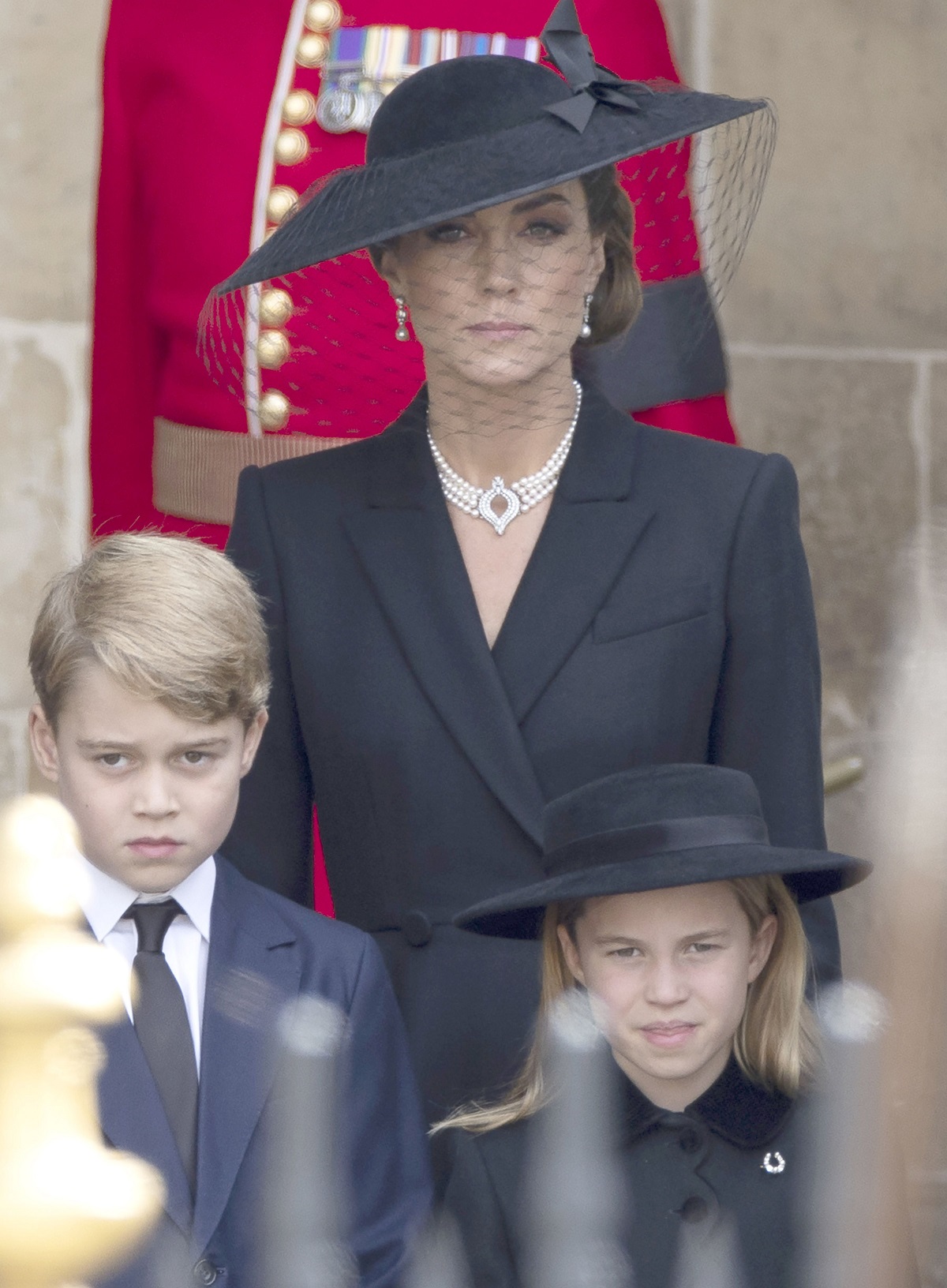 Semnificația bijuteriilor purtate de Kate Middleton la funeraliile reginei Elisabeta a II-a. I-a adus un omagiu suveranei, dar și prințesei Diana