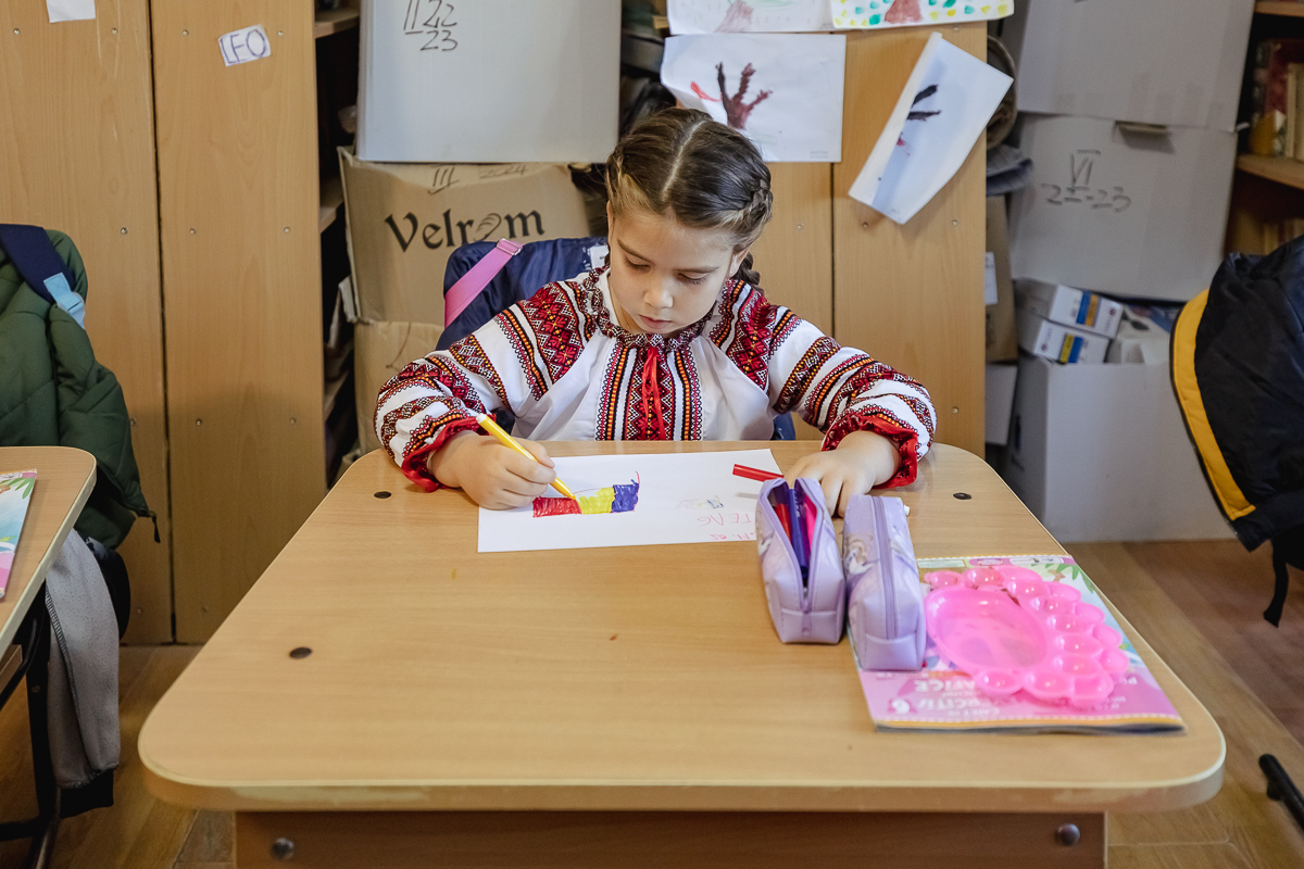 SPERANȚĂ. Într-o școală din Olt, o profesoară îi învață pe copiii cu părinți în străinătate să creadă că tinerii pot reuși și în țară: „Se pot realiza oriunde, numai să găsească oamenii potriviți”