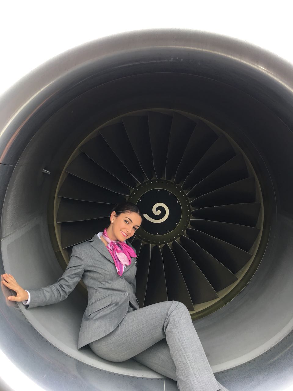 O româncă e stewardesa familiei regale din Emiratele Arabe! Andreea Ștefănescu a făcut aceeași școală de maniere ca Lady Diana