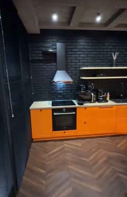 Imagini din noul apartament al Loredanei Chivu. A dat 2.900 de euro pe un frigider portocaliu