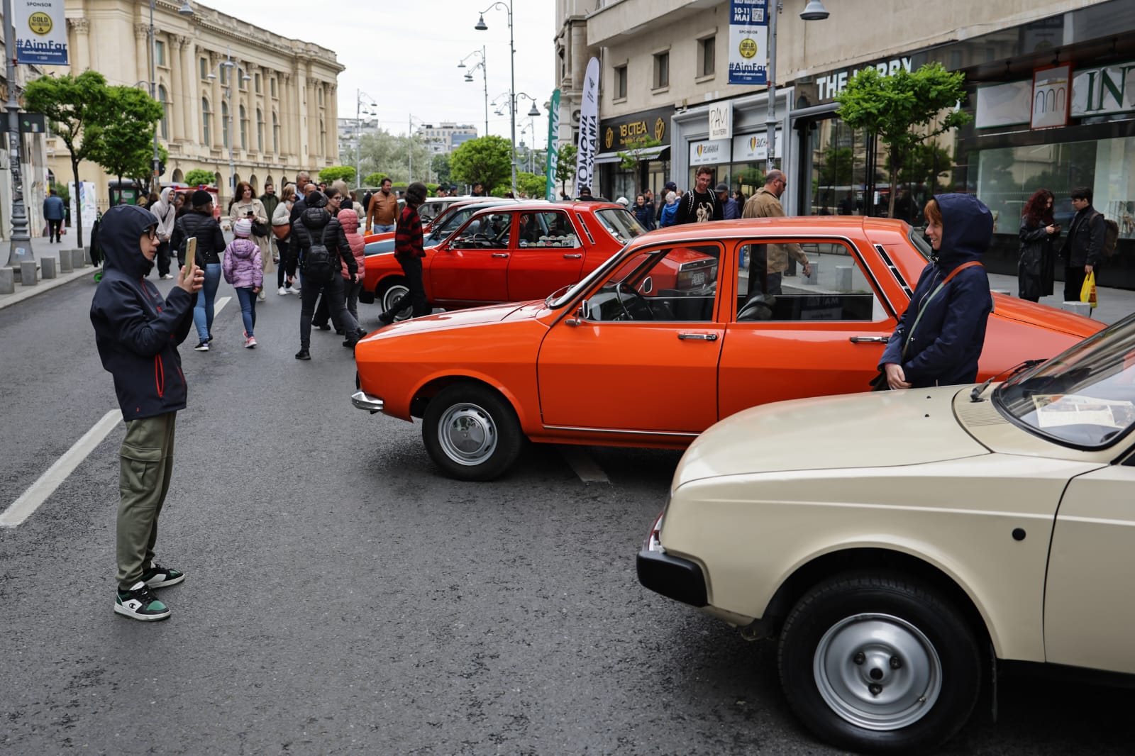 Expoziție cu mașini de epocă la București, pe Calea Victoriei. Printre exponate și un ARO folosit de Nicolae Ceaușescu