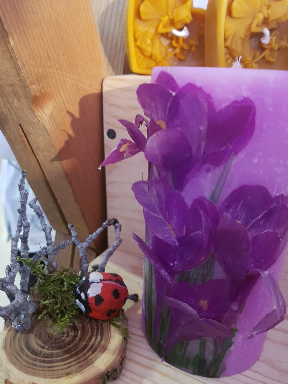 VIDEO&FOTO/ Badantă în Italia, artistă în România. Elena Mihăilă sculptează în ceară faraoni, motociclete, pălării sau flori: "Dacă greșești, topești totul și o iei de la capăt"