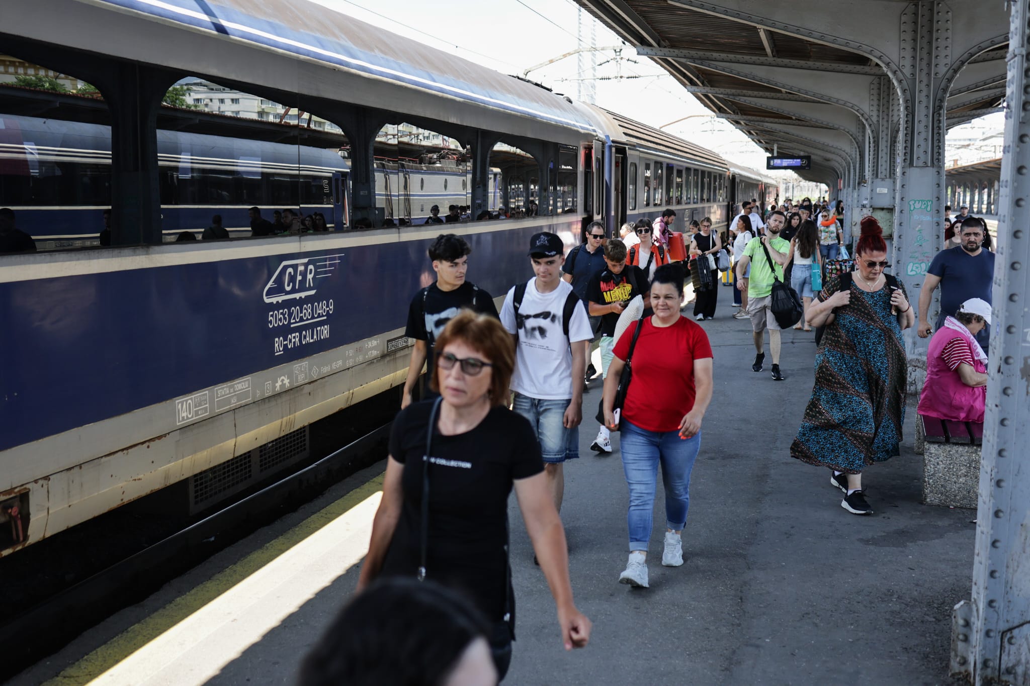 Haos în Gara de Nord sâmbătă dimineața: Trenurile au întârzieri de până la 8 ore din cauza caniculei. Anunțul CFR Călători
