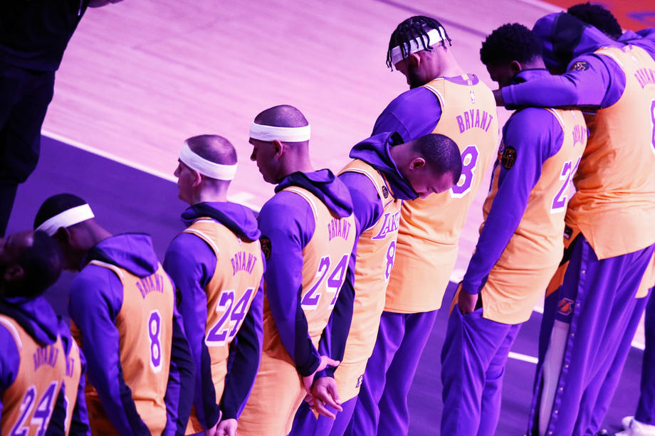 Omagii impresionante la primul meci al echipei LA Lakers după decesul lui Kobe Bryant. Jucătorii au lăsat două scaune goale pentru fostul star NBA și fiica lui Gianna