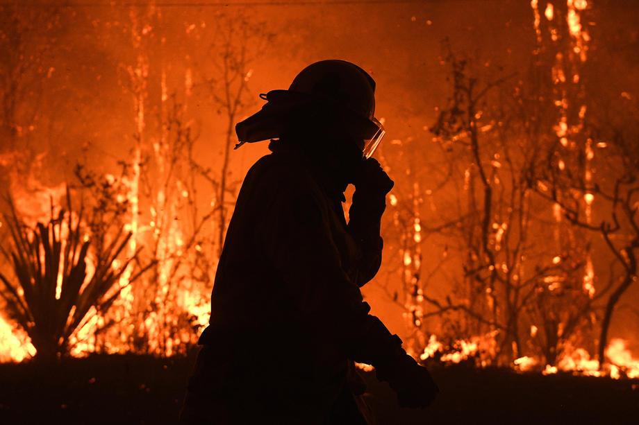Australia e în flăcări. Incendiile sunt prea mari pentru a mai fi stinse, orașele se sufocă în fum
