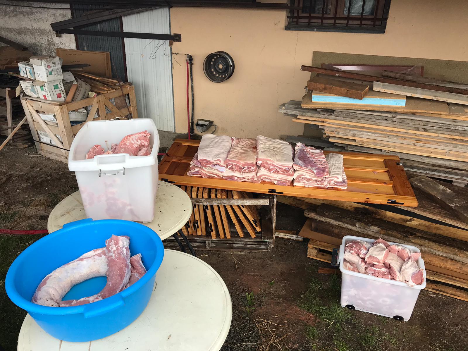 GALERIE FOTO/ Cum petrece Crăciunul ardeleanul ales primar în Spania. Afumă slănină în curtea casei și merge la colindat