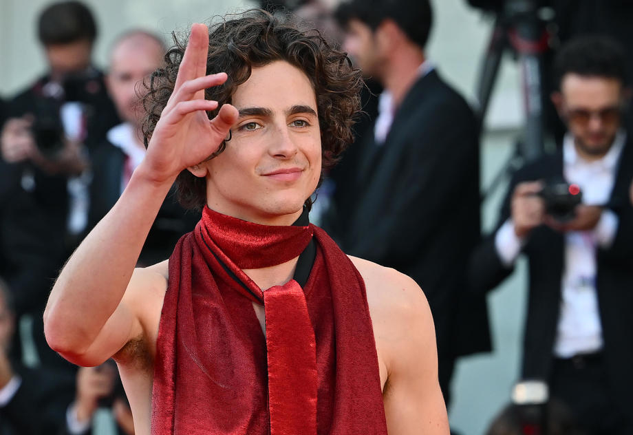 Timothée Chalamet, cu spatele gol la Festivalul de Film de la Veneția. Tânărul actor a ales și la acest eveniment o ținută excentrică
