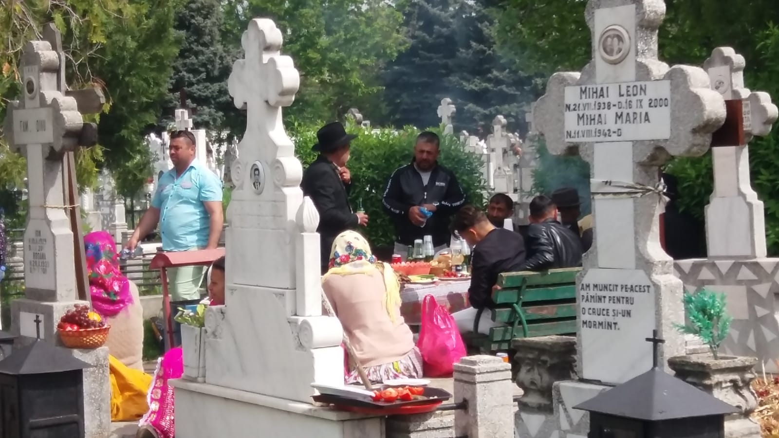 VIDEO | Petrecere cu grătare printre mormintele dintr-un cimitir din Ploiești