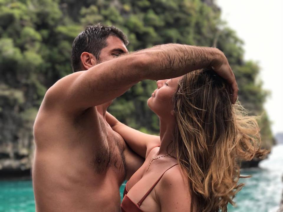 Laura Cosoi, fără sutien la plajă. Cât de bine arată la 35 de ani | FOTO