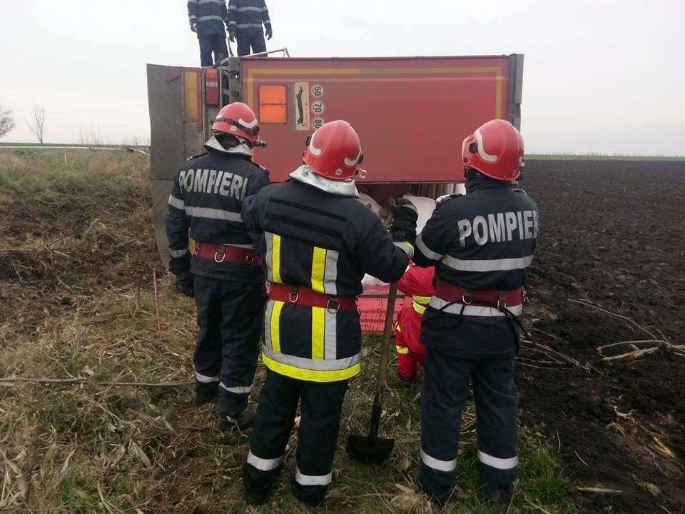 UPDATE: Un tir încărcat cu 24 de tone de azotat de amoniu s-a răsturnat în Buzău. Traficul în zonă a fost reluat | FOTO&VIDEO
