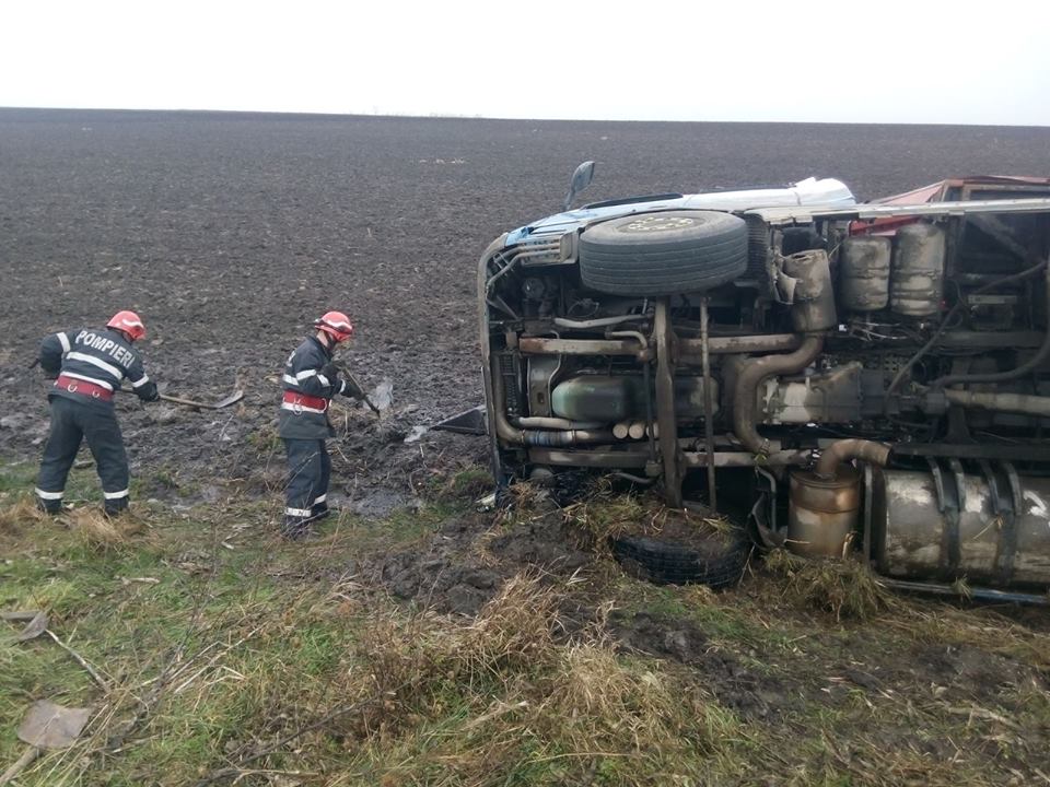 UPDATE: Un tir încărcat cu 24 de tone de azotat de amoniu s-a răsturnat în Buzău. Traficul în zonă a fost reluat | FOTO&VIDEO