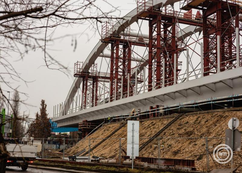 Megkezdődött Budapesten a Bartók Béla út felett átívelő új vasúti híd első szerkezeti elemének helyére illesztése – fotók