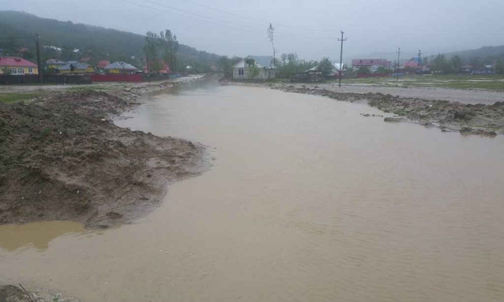 Inundații în Moldova. Zeci de oameni, evacuați din calea apelor. Mii de locuințe au rămas fără curent electric
