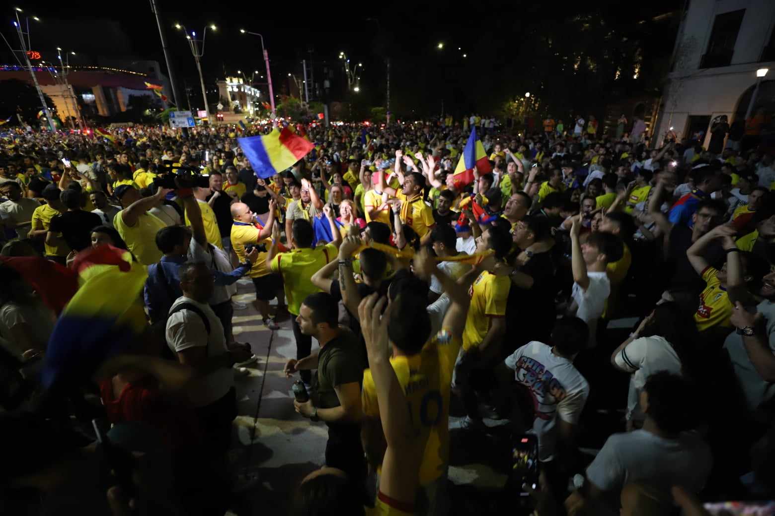 Sărbătoare și la București! Atmosferă incendiară în Piața Universității după ce tricolorii s-au calificat în optimi la Euro 2024