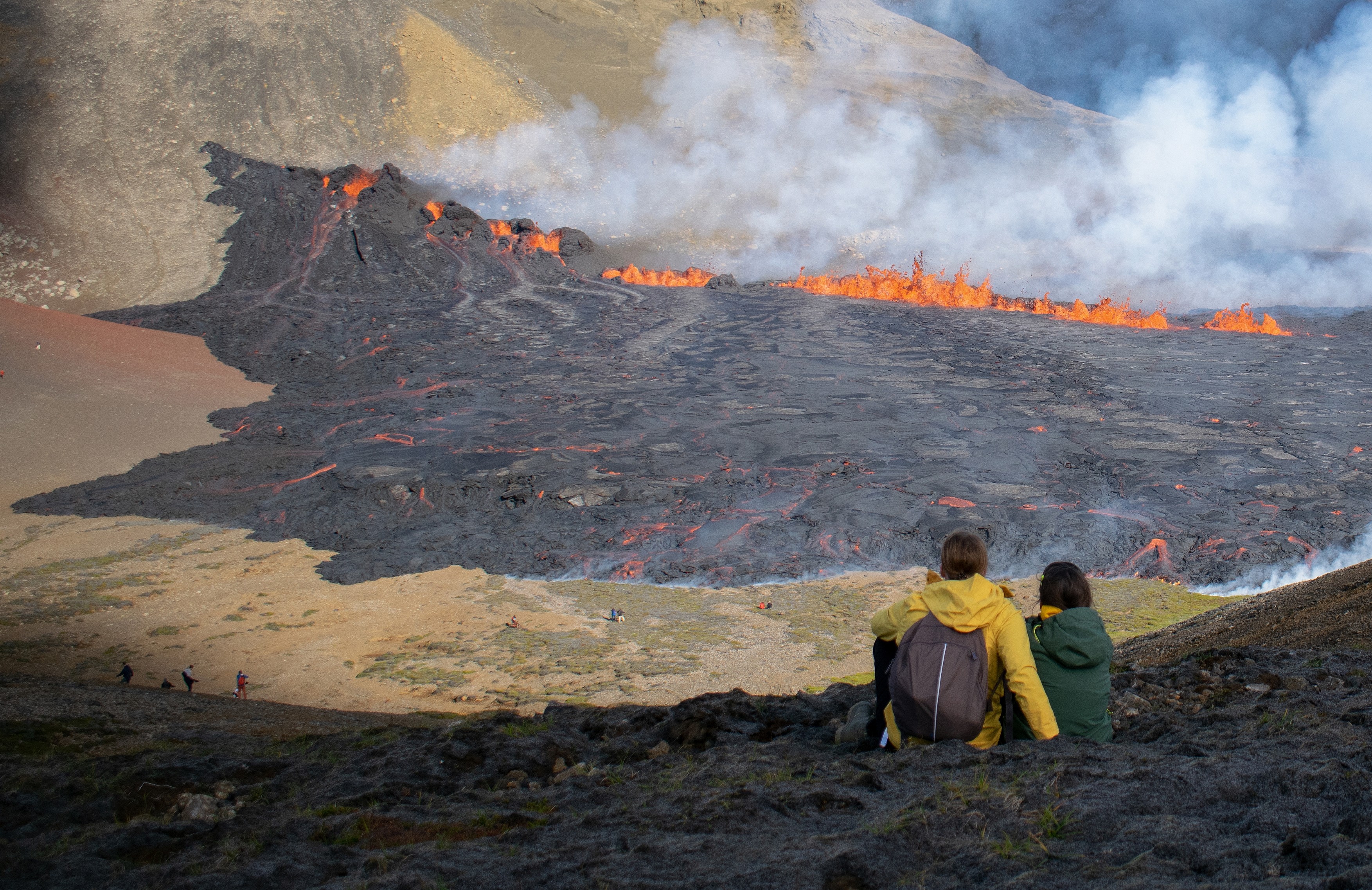 O erupție vulcanică din Islanda, atracție turistică pentru mii de oameni: „Am început să plâng. E atât de frumos”