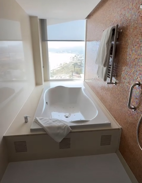 Imagini din vacanța lui Cătălin Botezatu. Unde se relaxează creatorul de modă, care nu apare alături de noua iubită: „În sfârșit”