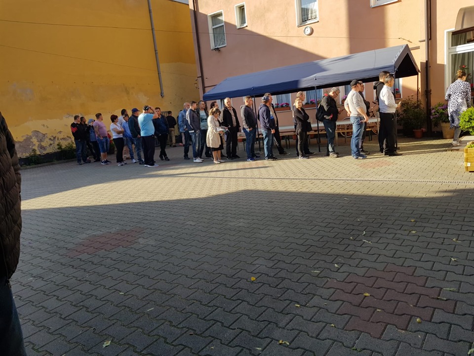 FOTO, VIDEO | Imagini incredibile la Londra: coadă interminabilă la secția de votare din cartierul botezat „Little Romania”! Mobilizare exemplară a diasporei și în Germania, Italia, Olanda și Belgia