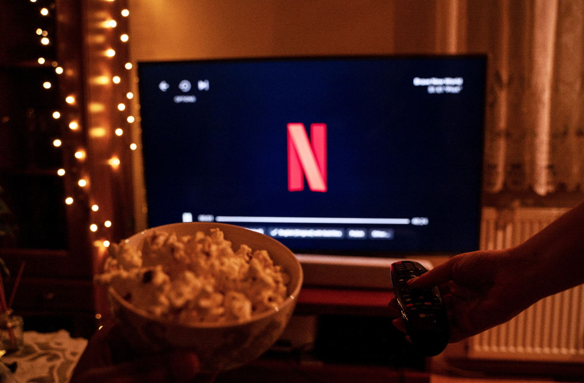 Decizia pe care vrea să o ia Netflix. Ce se întâmplă cu filmele de pe platformă, după ce a anunțat că va cumpăra Warner Bros