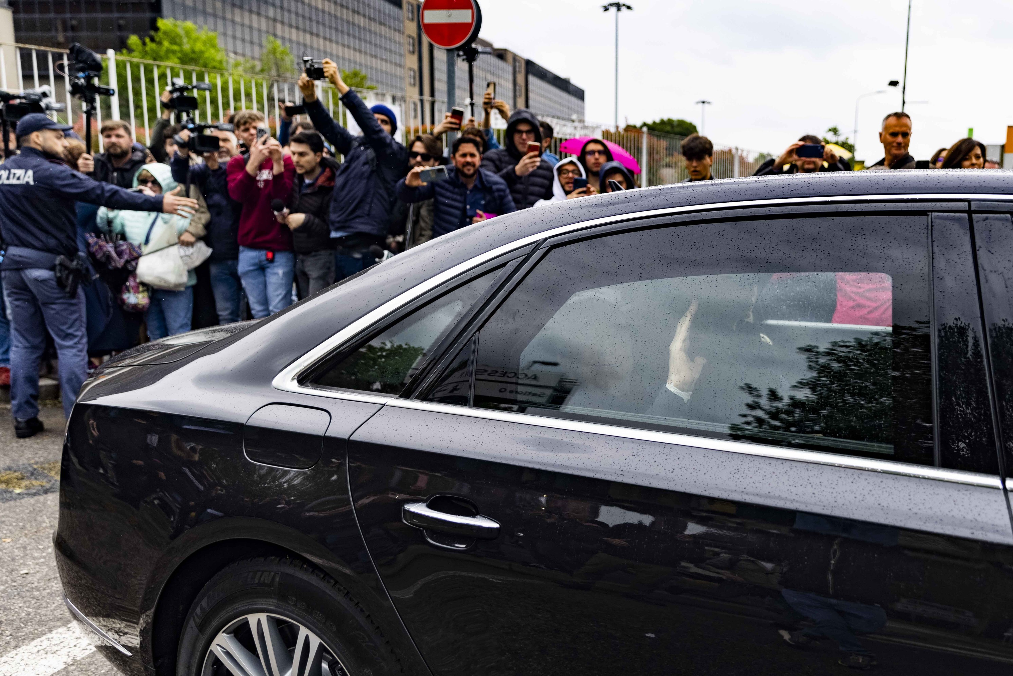 Silvio Berlusconi a fost externat din spital, după mai bine de o lună de tratament