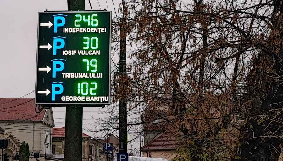 În Oradea s-au montat indicatoare cu LED care afișează numărul locurilor de parcare vacante, în timp real