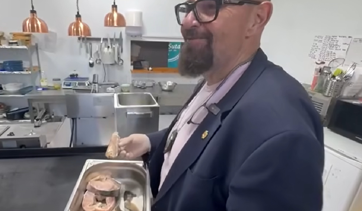 Piedone a spus cum este făcut parizerul din comerț: „Tăiați o felie”. Ce se pune pe mere pentru a ne înșela vizual