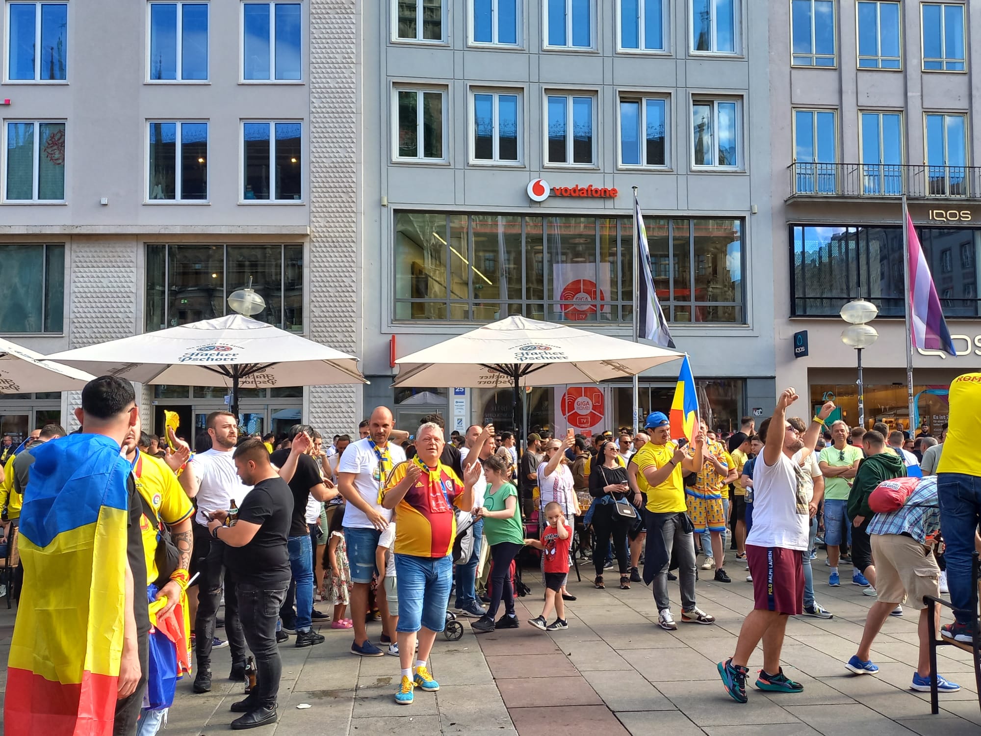 München, pământ românesc. Suporterii tricolorilor au luat cu asalt Marienplatz, „inima” capitalei bavareze, și, apoi, stadionul | FOTO și VIDEO