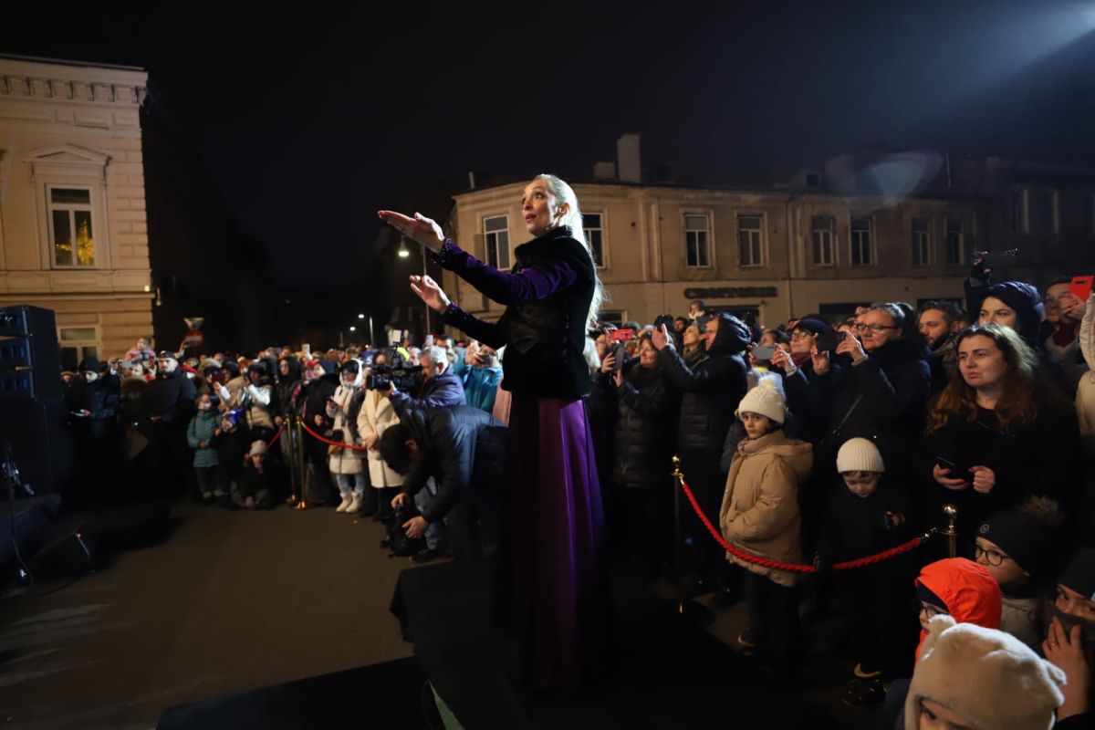 Corul Madrigal, concert de colinde la casa Mița Biciclista din București. Sute de oameni au participat la eveniment