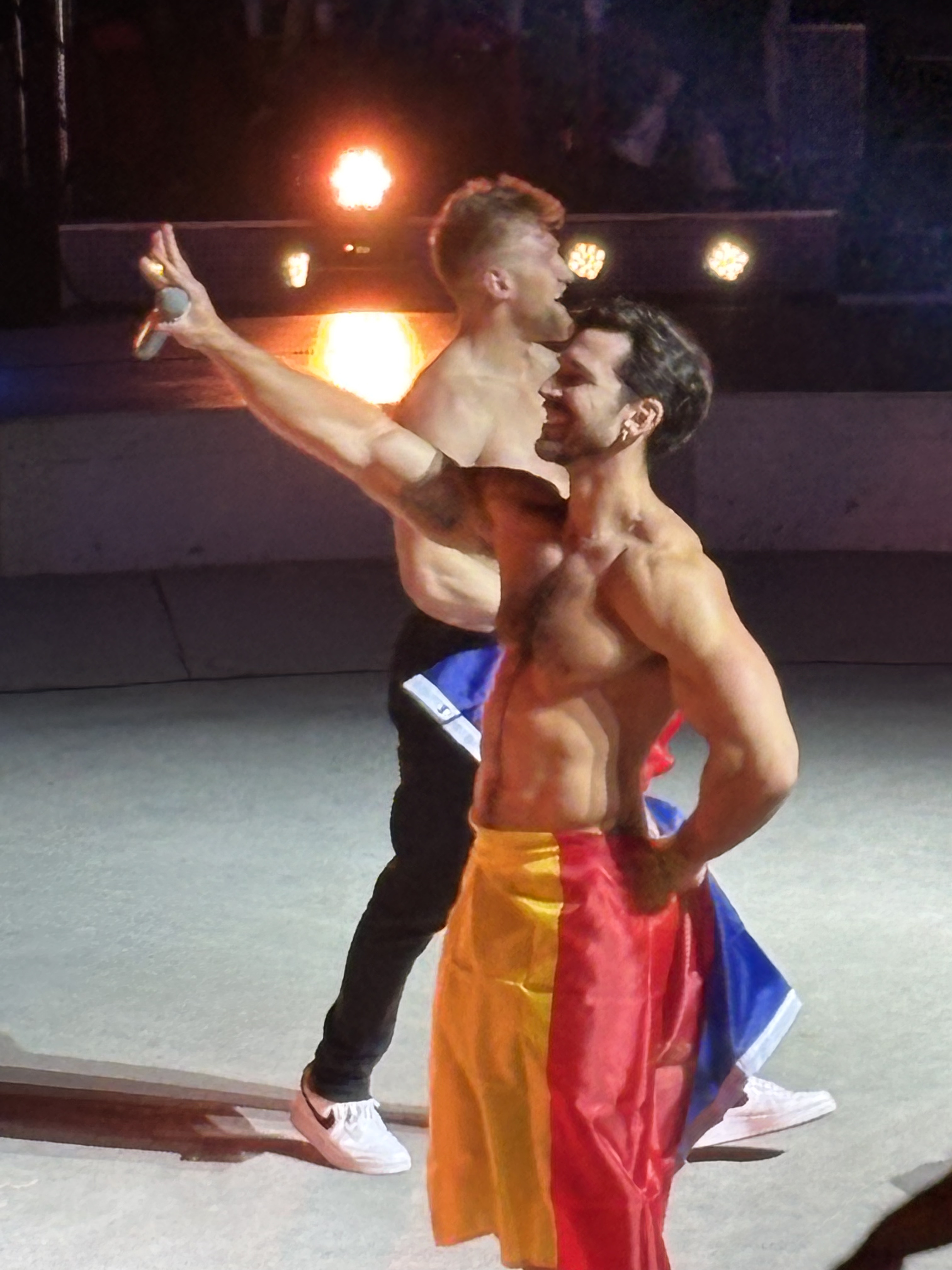 Striptease cu tricolorul la Circul de Stat din București. Preludiu, excitare, delir: „Cum e România acum?”