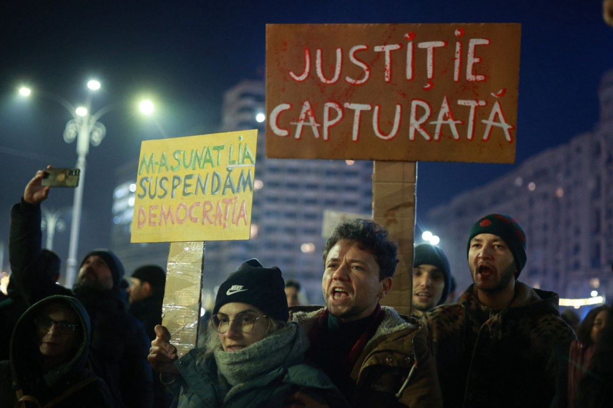 Nou protest în Piața Victoriei din București. Câteva mii de oameni au cerut demisia șefei Curții Supreme, Lia Savonea, pentru neregulile din justiție, în a patra zi consecutivă