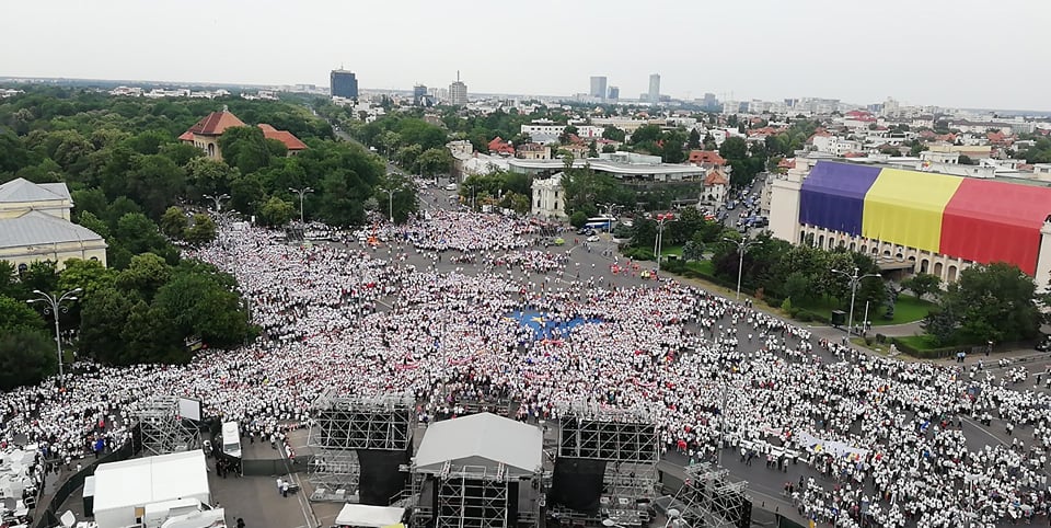 FOTO&VIDEO / Cum s-a desfăşurat mitingul PSD. Peste 100.000 de oameni au umplut Piaţa Victoriei