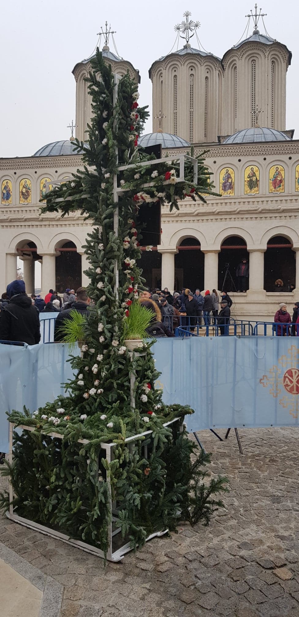 Slujba de Bobotează de la Patriarhie, oficiată de Patriarhul Daniel. Sute de oameni au stat la coadă pentru agheasmă / GALERIE FOTO