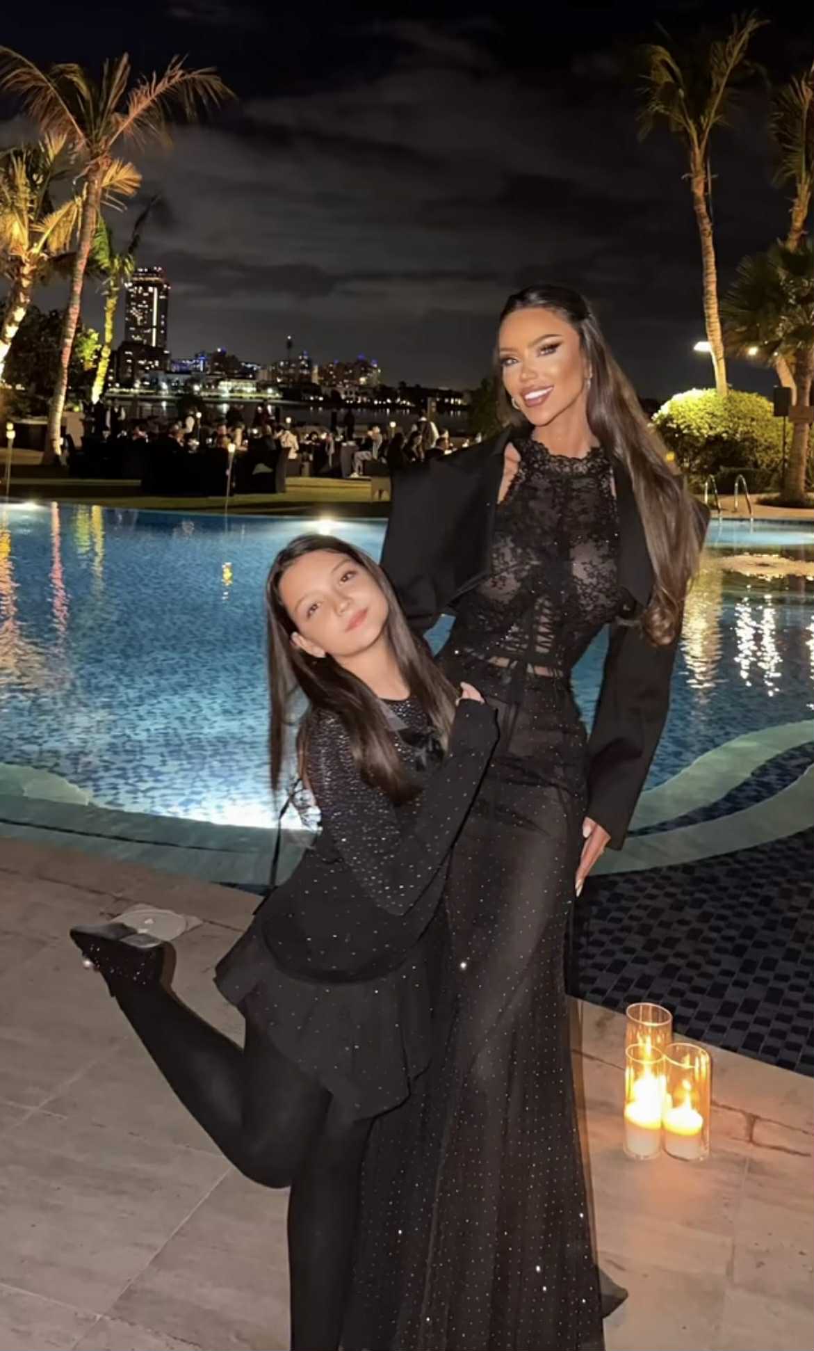Cum a apărut Bianca Drăgușanu cu fetița ei de Revelion, în Dubai. Au schimbat rapid rochiile elegante cu costumele de baie