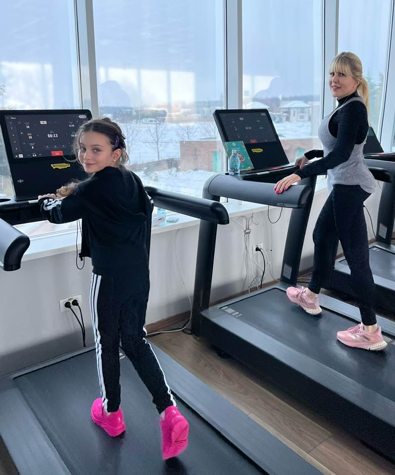 Imagini cu Elena Udrea în colanți. Cum a apărut la sala de fitness alături de fiica ei, Eva: „Viscolul și primăria mă țin blocată în Corbeanca”