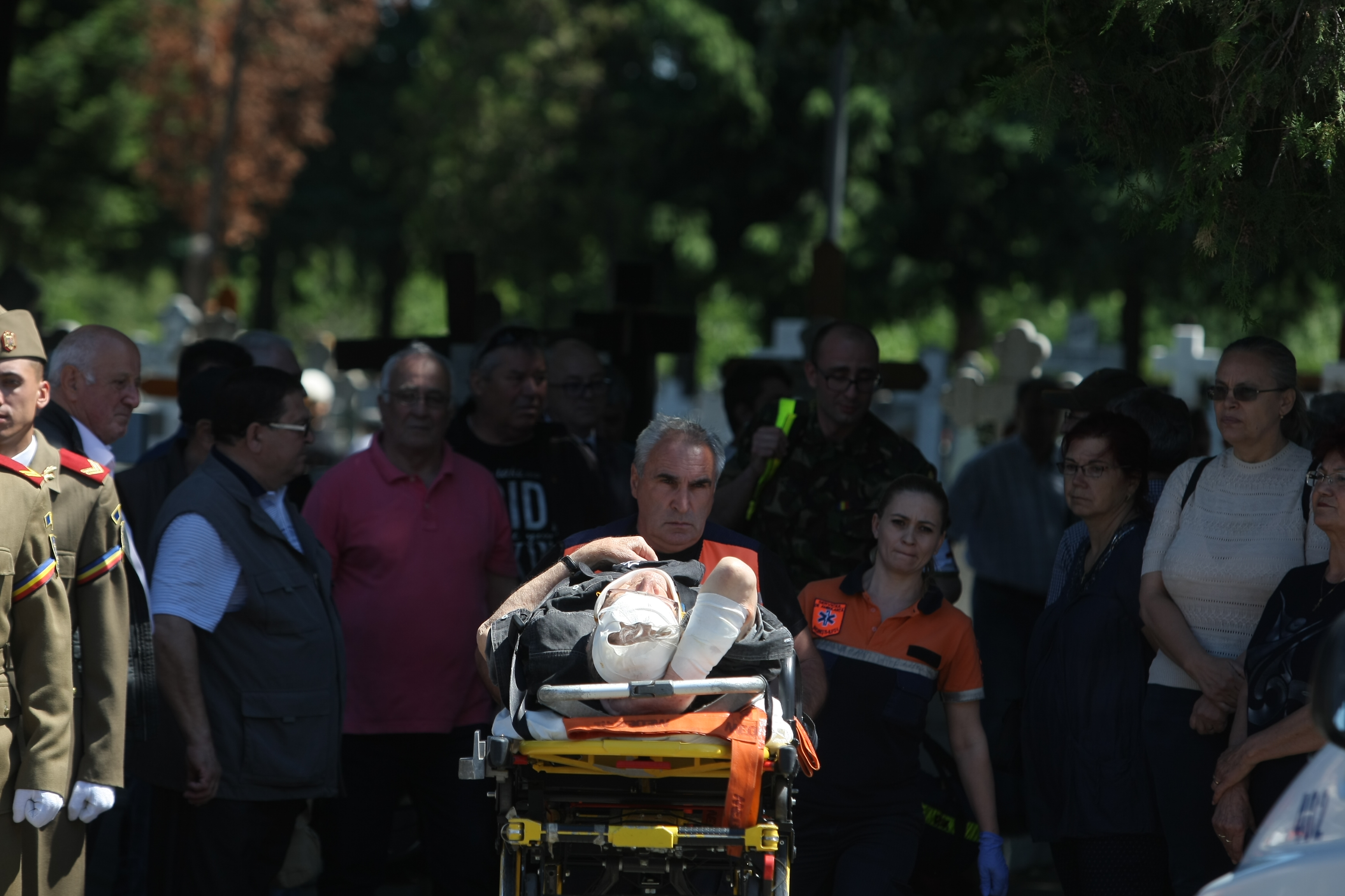 GALERIE FOTO&VIDEO/ Cristian Țopescu, înmormântat cu onoruri militare, la Cimitirul Ghencea Militar din București