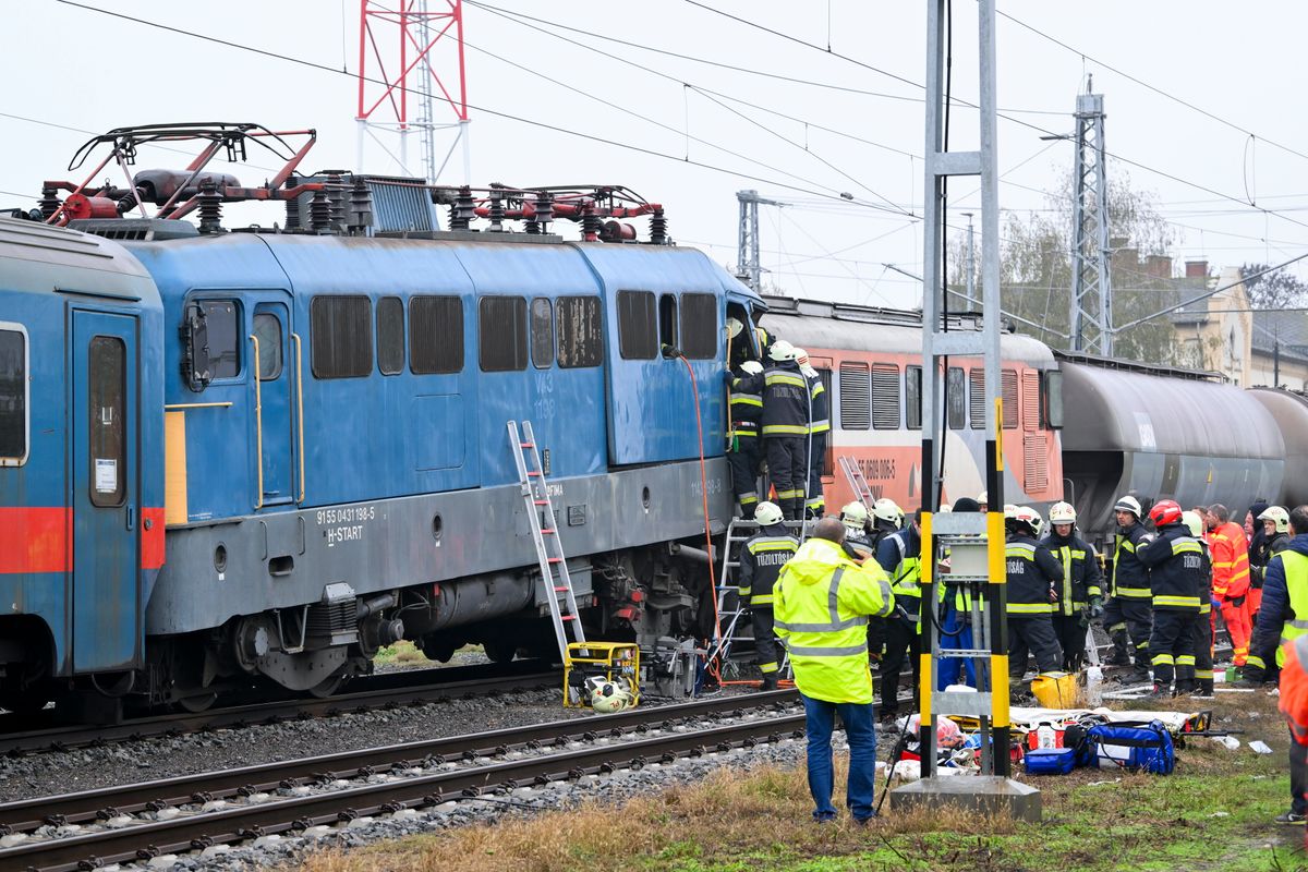 Pasagerii unui tren românesc, mutați în altă garnitură, după un accident între două trenuri, în Ungaria. Mai multe persoane au fost rănite