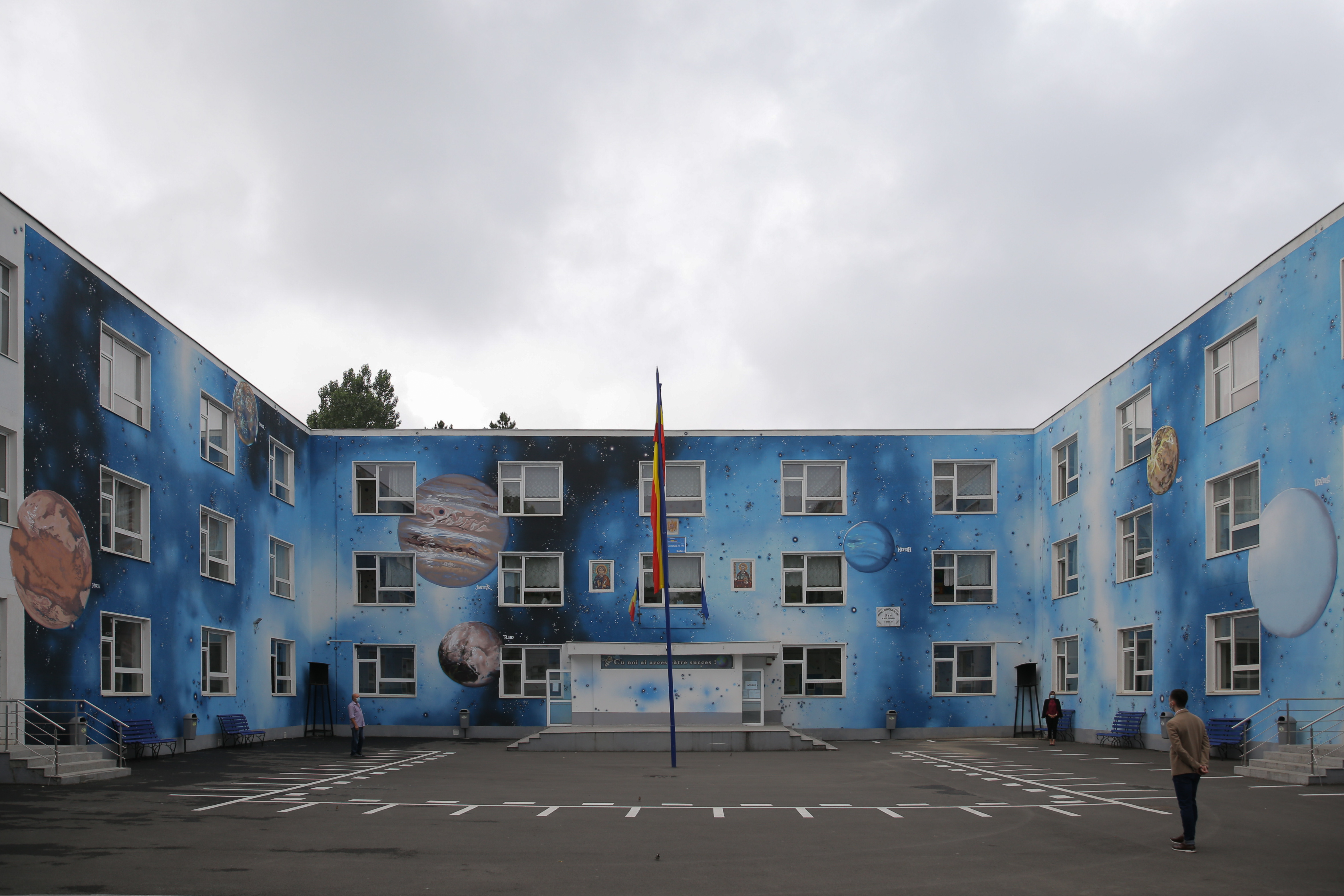 Evaluarea Națională | „Singurul lucru bun la pandemie a fost că ne-a dat mai mult timp să învățăm”. Emoții și tunele de dezinfectare la intrarea la examen
