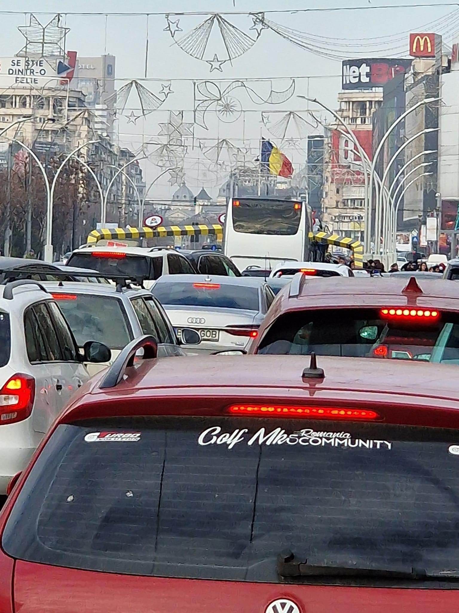 Impact violent la intrarea în Pasajul Unirii. Un mort și 24 de răniți, după ce un autocar cu turiști a intrat în limitatorul de înălțime